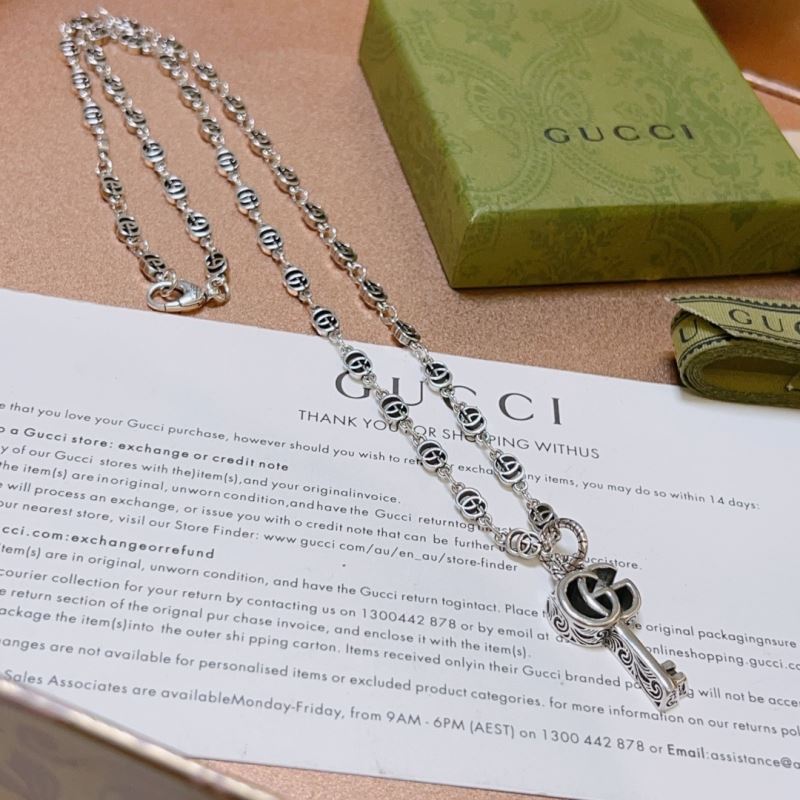 G*u*i necklaces
